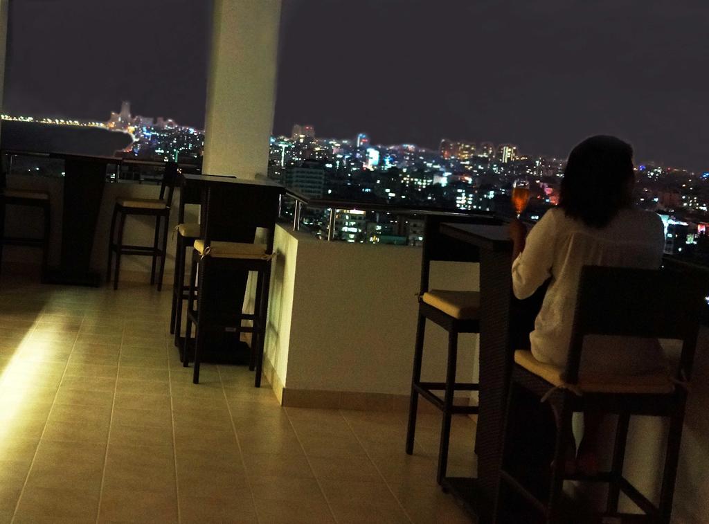 The Penthouse Above Sea Apartment Dehiwala-Mount Lavinia Екстериор снимка